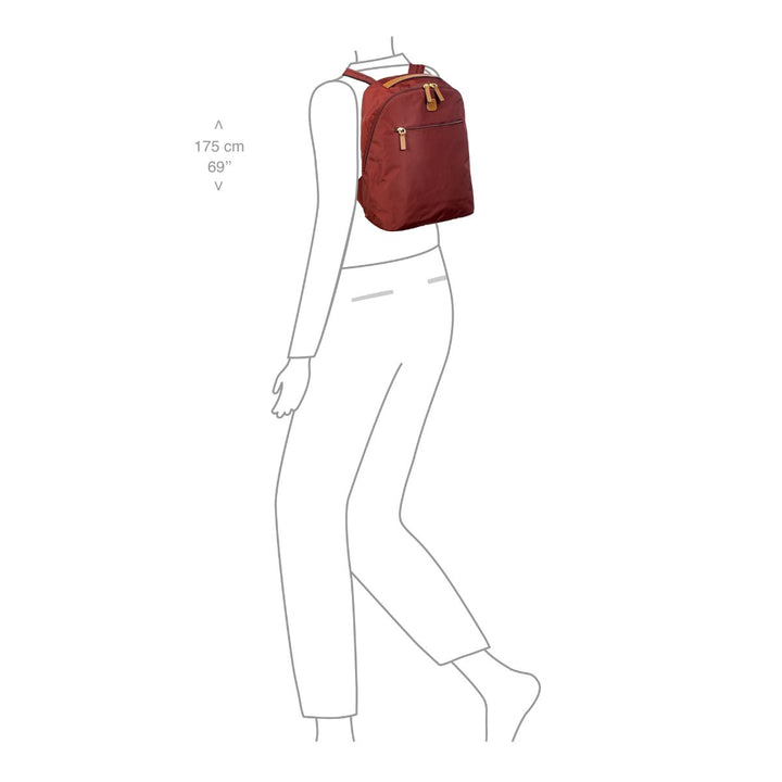 De Bric's X-collection 45059 rugzak in de kleur bordeaux in gebruik #kleur_bordeaux