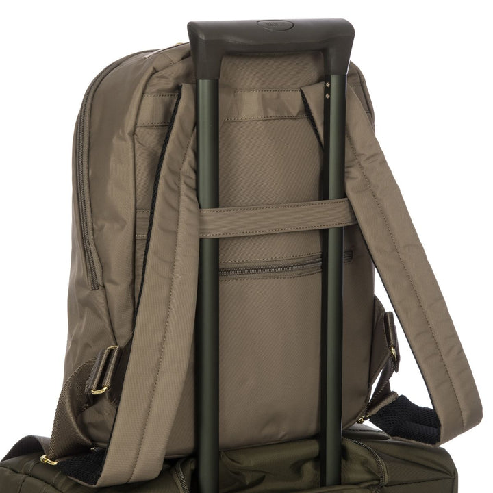 De Bric's X-collection 45059 rugzak in de kleur nut op een trolley #kleur_nut