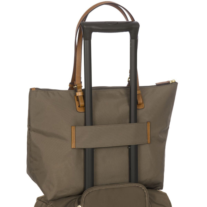 De Bric's X-collection schoudertas nut op een trolley #kleur_nut