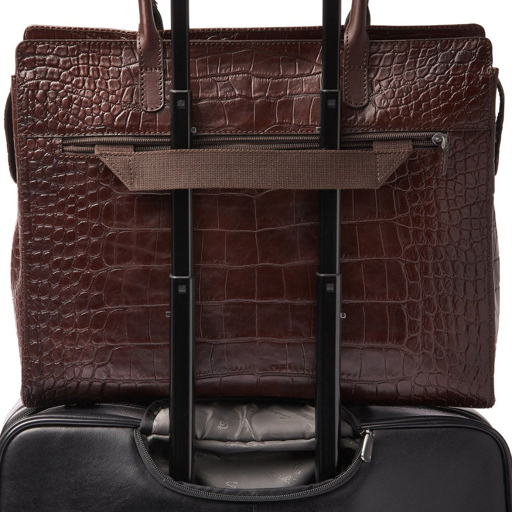 De Castelijn en Beerens Tess dames werktas in croco cognac op een koffer #kleur_croco-cognac