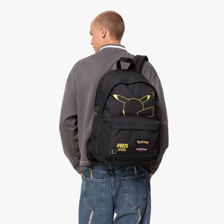 Op model van de Eastpak Day Office pokemon #kleur_pokemon