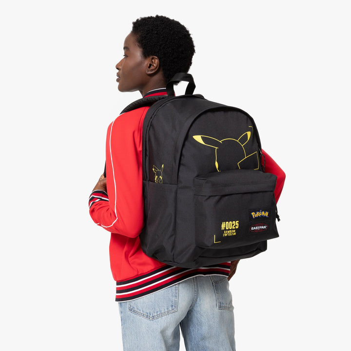 Op model van de Eastpak Day Office pokemon #kleur_pokemon