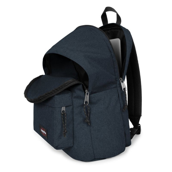 Binnenkant in gebruik van de Eastpak Day Office triple-denim #kleur_triple-denim