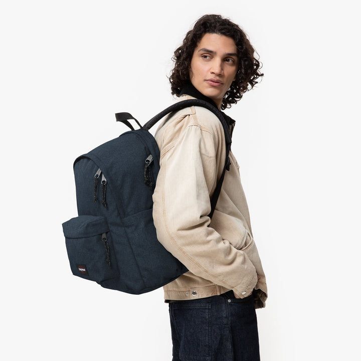 Op model van de Eastpak Day Office triple-denim #kleur_triple-denim