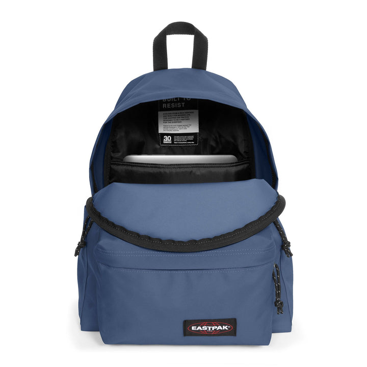 Binnenkant in gebruik van de eastpak Day pak'r powder pilot #kleur_powder-pilot