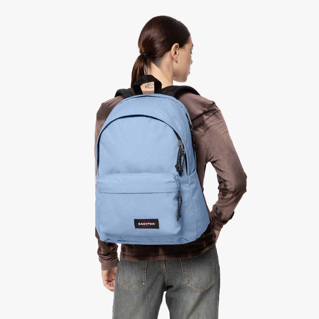 Op model van de Eastpak Day Office cerulean-blue #kleur_cerulean-blue