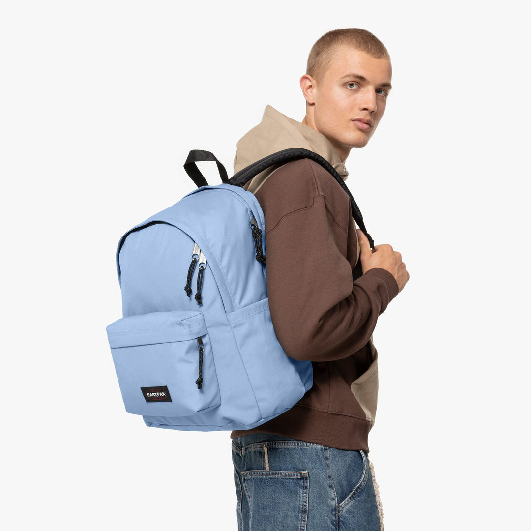 Op model van de Eastpak Day Office cerulean-blue #kleur_cerulean-blue