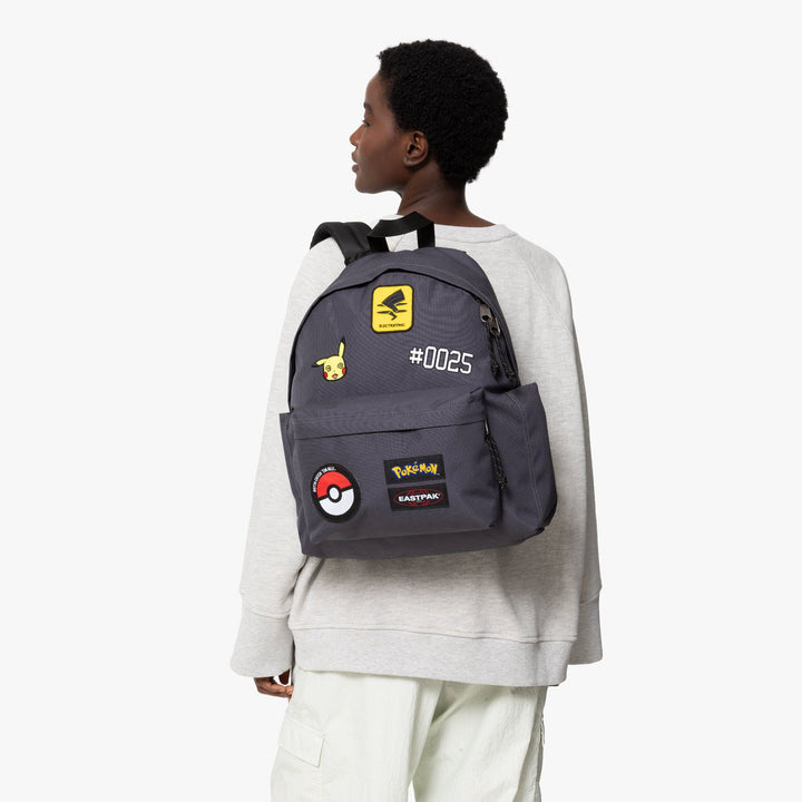 Op model van de eastpak Day pak'r pokemon-patches #kleur_pokemon-patches