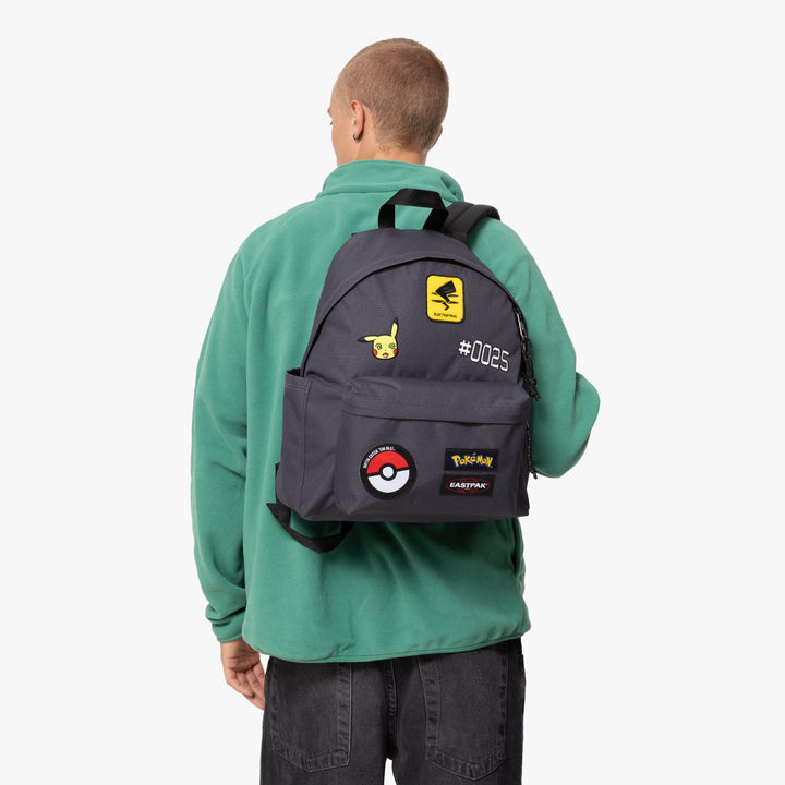 In gebruik van de eastpak Day pak'r pokemon-patches #kleur_pokemon-patches