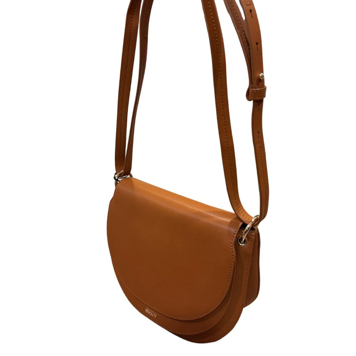 Voorzijde met schouderriem van de DKNT DUO schoudertas camel #kleur_camel
