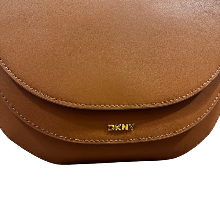 Details van de voorkant van de DKNT DUO schoudertas camel #kleur_camel