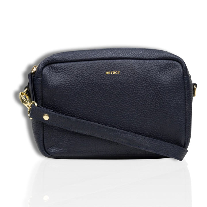 Voorkant met schouderband van de DSTRCT_ Floater Field 730 leren schoudertas navy #kleur_navy