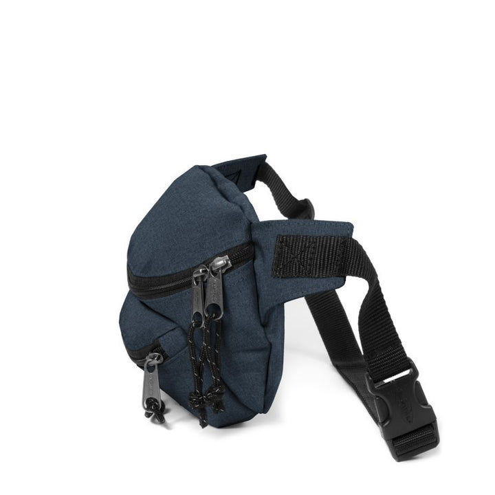 Zijkant van de Eastpak Doggy bag Triple-Denim #kleur_triple-denim
