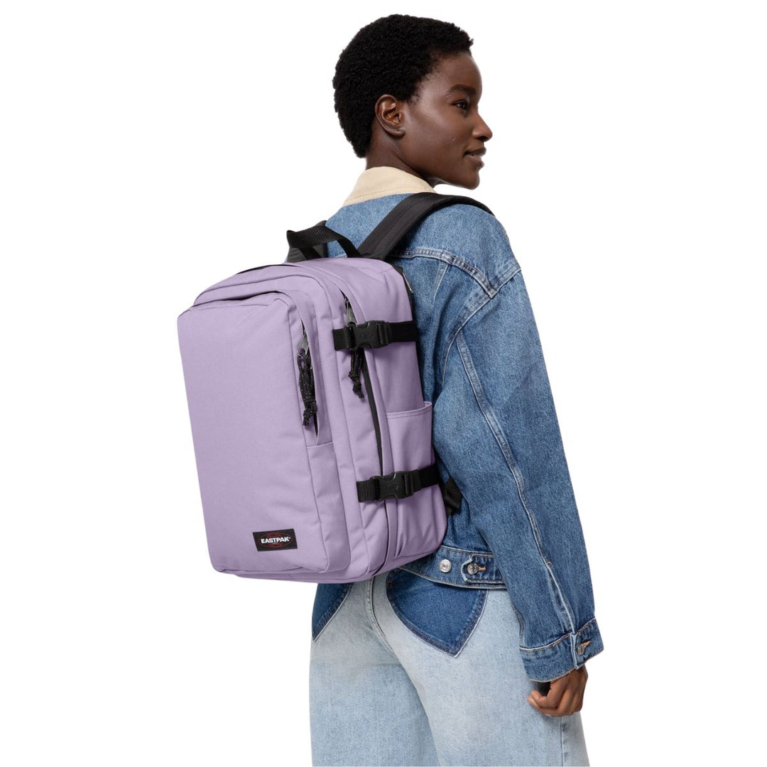 De Eastpak Cabin Pak'r underseater rugzak orchid-lilac in gebruik #kleur_orchid-lilac