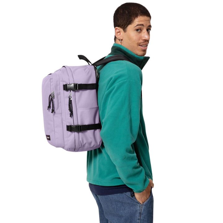 De Eastpak Cabin Pak'r underseater rugzak orchid-lilac in gebruik #kleur_orchid-lilac