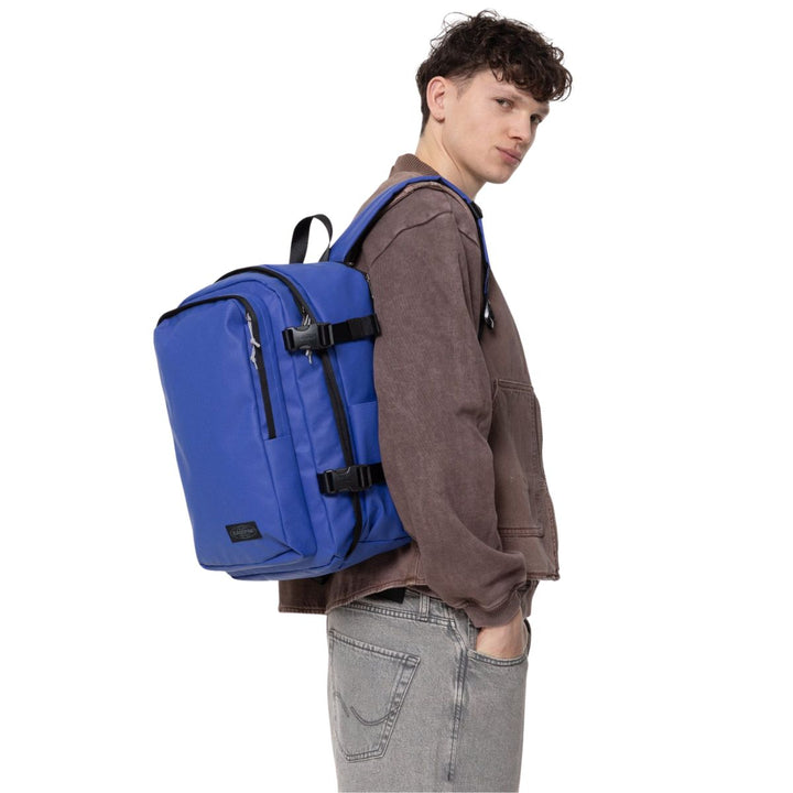 De Eastpak Cabin Pak'r underseater rugzak tarp-blue in gebruik #kleur_tarp-blue