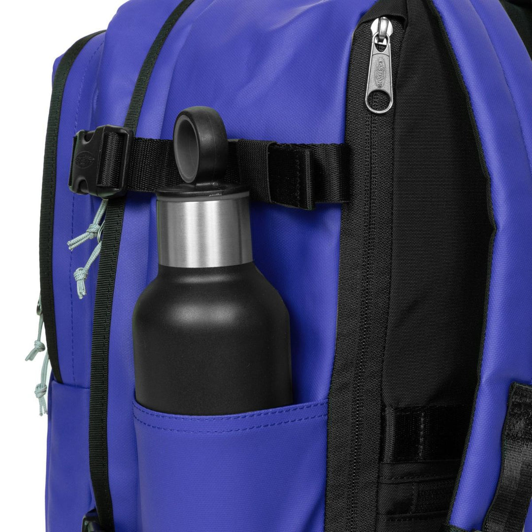 Waterfles houder in gebruik van de Eastpak Cabin Pak'r underseater rugzak tarp-blue #kleur_tarp-blue