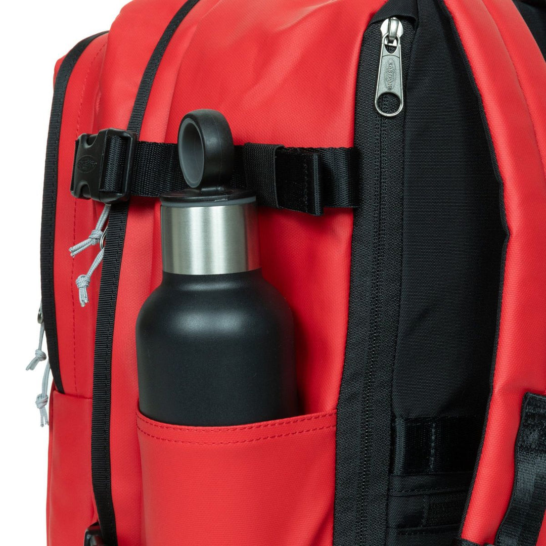 Waterfles houder in gebruik van de Eastpak Cabin Pak'r underseater rugzak tarp-red #kleur_tarp-red