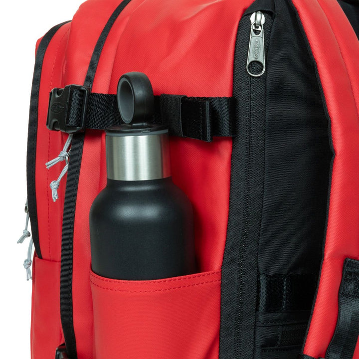 Waterfles houder in gebruik van de Eastpak Cabin Pak'r underseater rugzak tarp-red #kleur_tarp-red