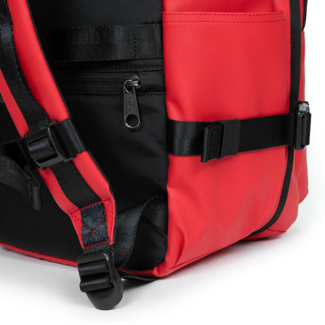 Achterkant van de Eastpak Cabin Pak'r underseater rugzak tarp-red #kleur_tarp-red