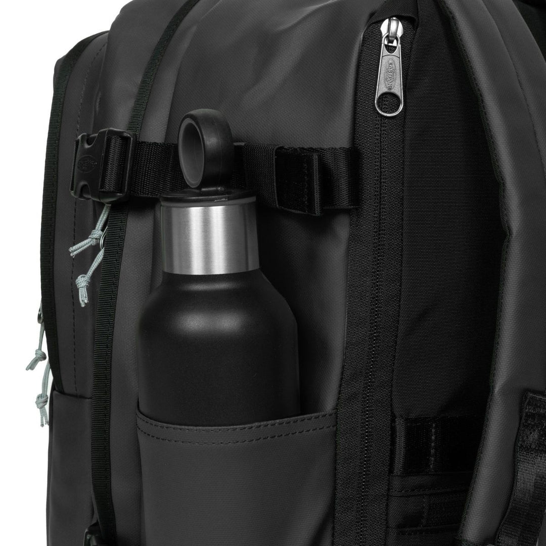 Waterfles houder in gebruik van de Eastpak Cabin Pak'r underseater rugzak tarp black #kleur_tarp-black