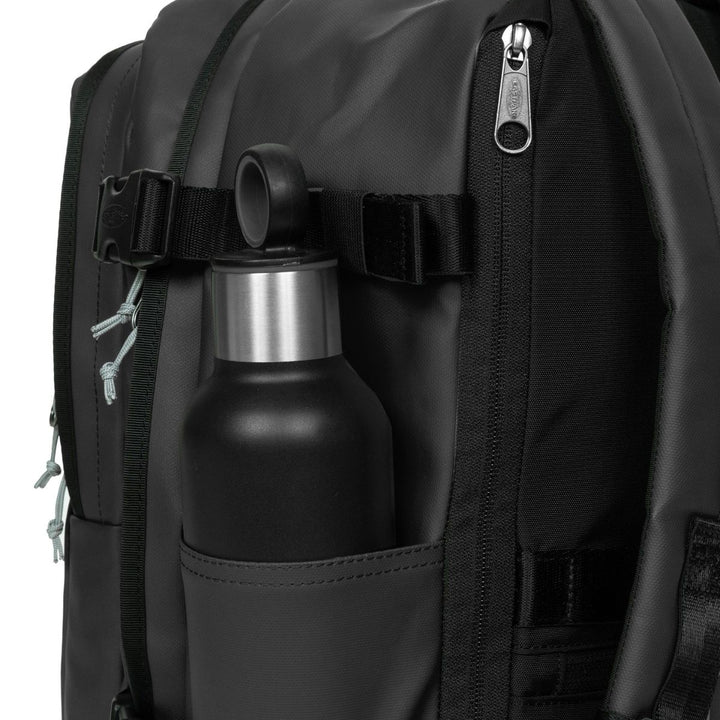 Waterfles houder in gebruik van de Eastpak Cabin Pak'r underseater rugzak tarp black #kleur_tarp-black