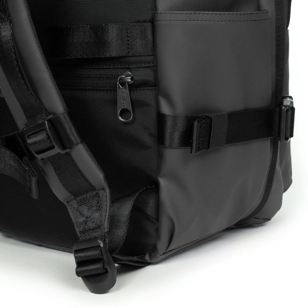 Achterkant van de Eastpak Cabin Pak'r underseater rugzak tarp black #kleur_tarp-black