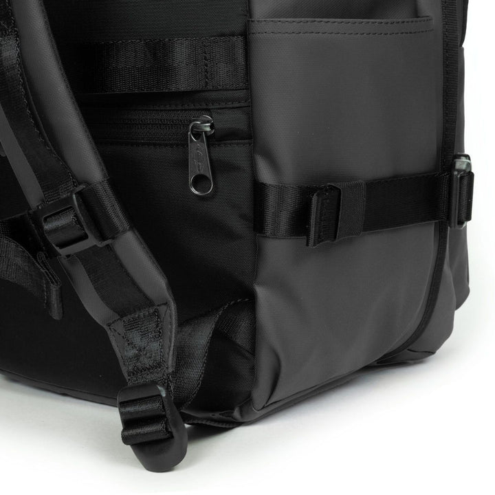 Achterkant van de Eastpak Cabin Pak'r underseater rugzak tarp black #kleur_tarp-black