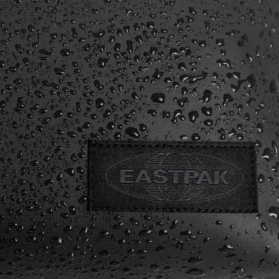 Details van het materiaal van de Eastpak Cabin Pak'r underseater rugzak tarp black #kleur_tarp-black