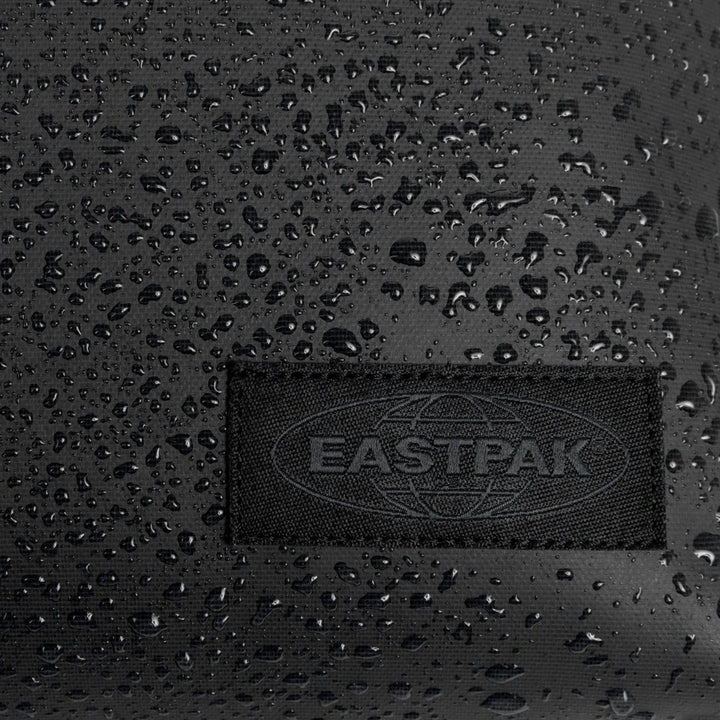 Details van het materiaal van de Eastpak Cabin Pak'r underseater rugzak tarp black #kleur_tarp-black