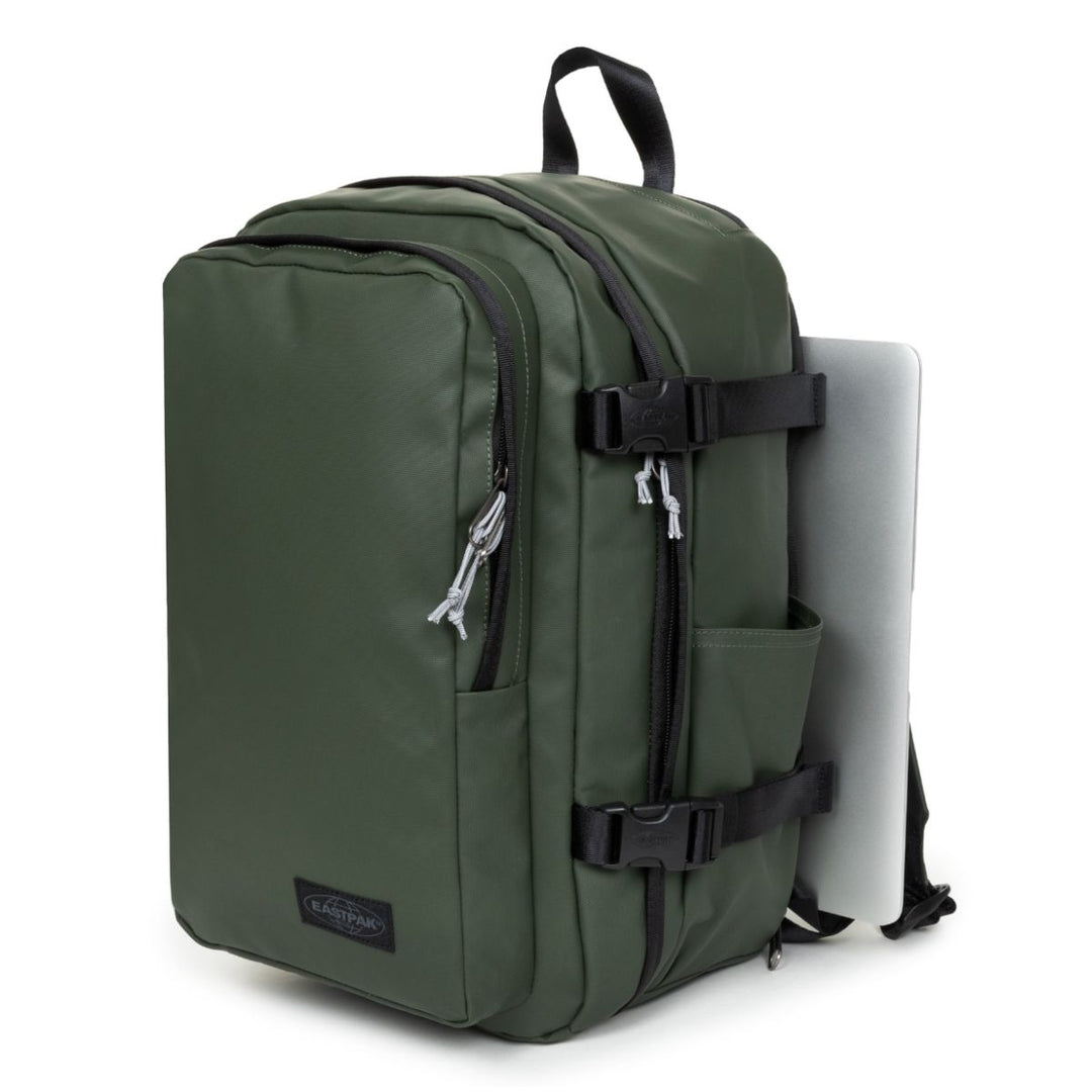 Voorzijde met laptop in gebruik van de Eastpak Cabin Pak'r underseater rugzak tarp-forest #kleur_tarp-forest