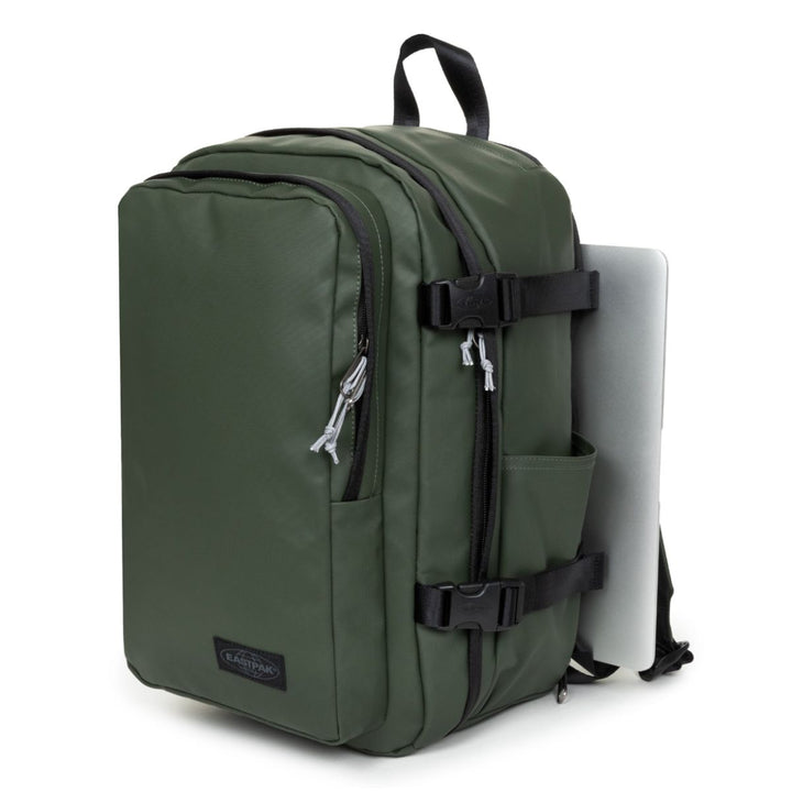 Voorzijde met laptop in gebruik van de Eastpak Cabin Pak'r underseater rugzak tarp-forest #kleur_tarp-forest