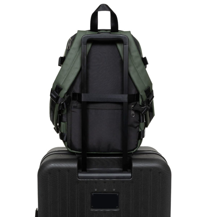 De Eastpak Cabin Pak'r underseater rugzak tarp-forest op een koffer #kleur_tarp-forest