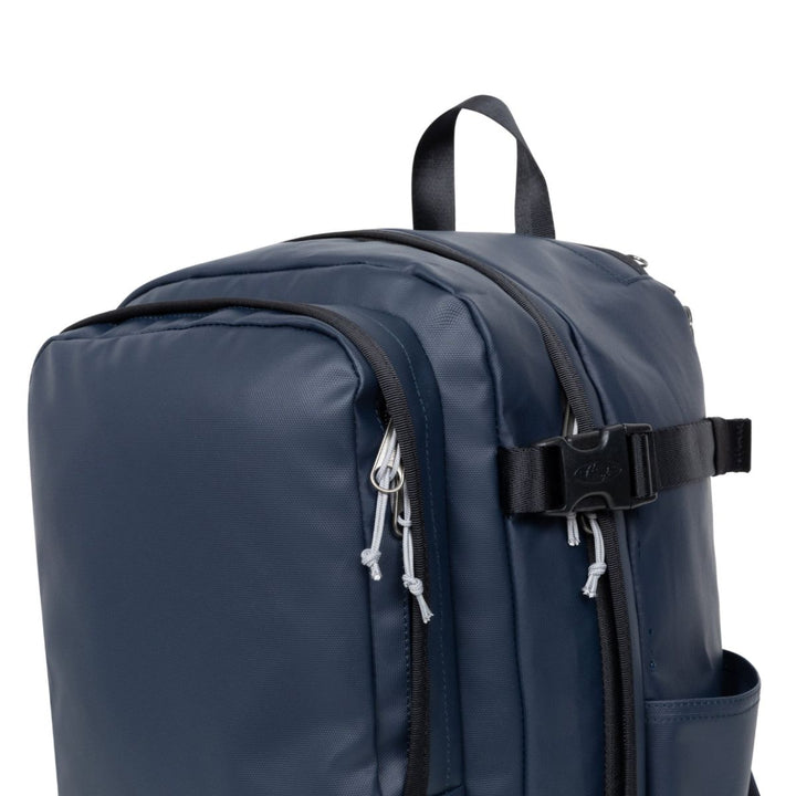 Details van het materiaal van het voorvak van de Eastpak Cabin Pak'r underseater rugzak tarp-navy #kleur_tarp-navy