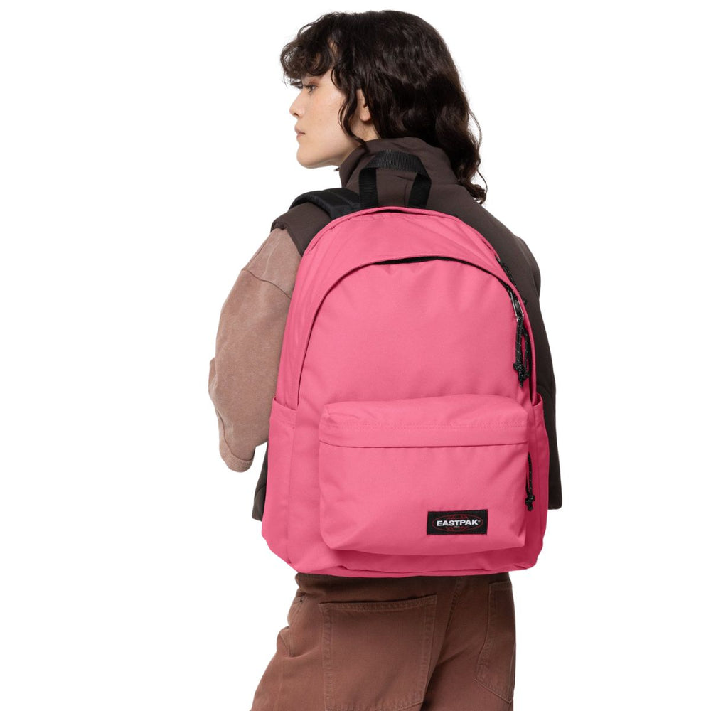 De Eastpak Day Office jelly-pink in gebruik #kleur_jelly-pink