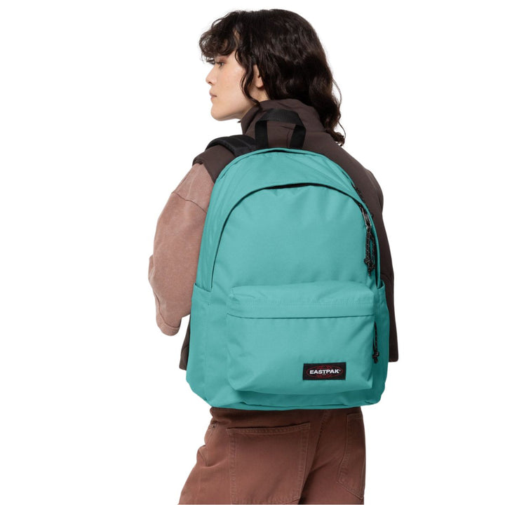 De Eastpak Day Office stream blue in gebruik #kleur_stream-blue