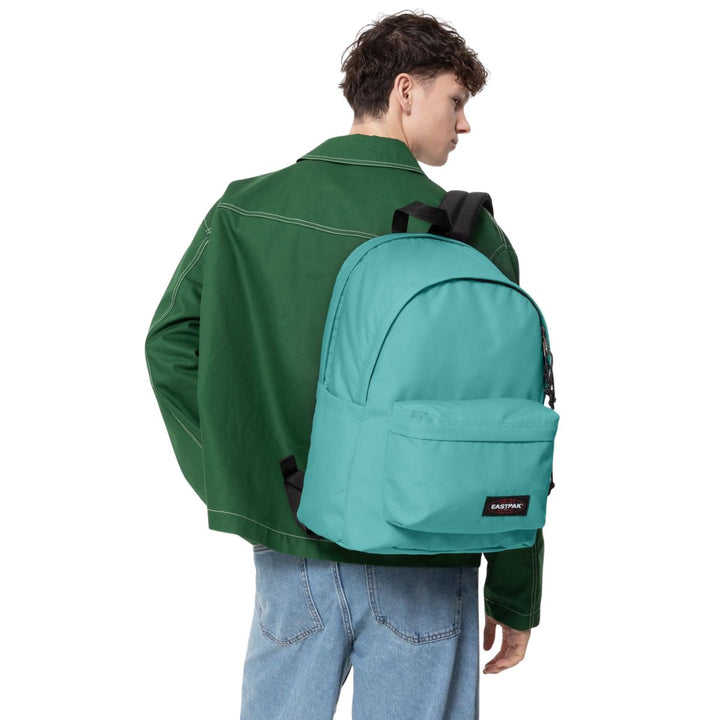 De Eastpak Day Office stream-blue in gebruik #kleur_stream-blue