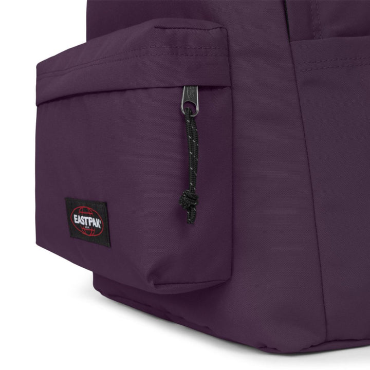 Voorkant van de Eastpak Day Office laptop rugzak in blackberry #kleur_blackberry