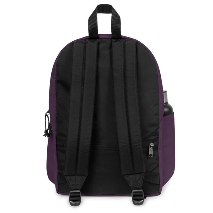 Achterkant van de Eastpak Day Office laptop rugzak in blackberry #kleur_blackberry