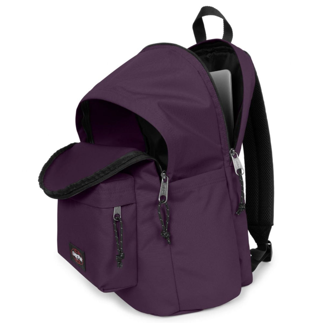 Binnenkant in gebruik van de Eastpak Day Office laptop rugzak in blackberry #kleur_blackberry