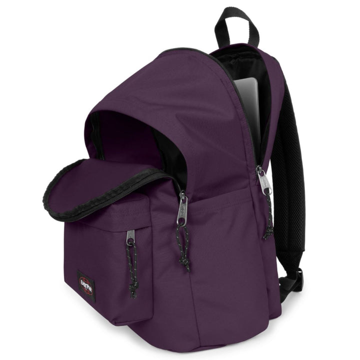 Binnenkant in gebruik van de Eastpak Day Office laptop rugzak in blackberry #kleur_blackberry