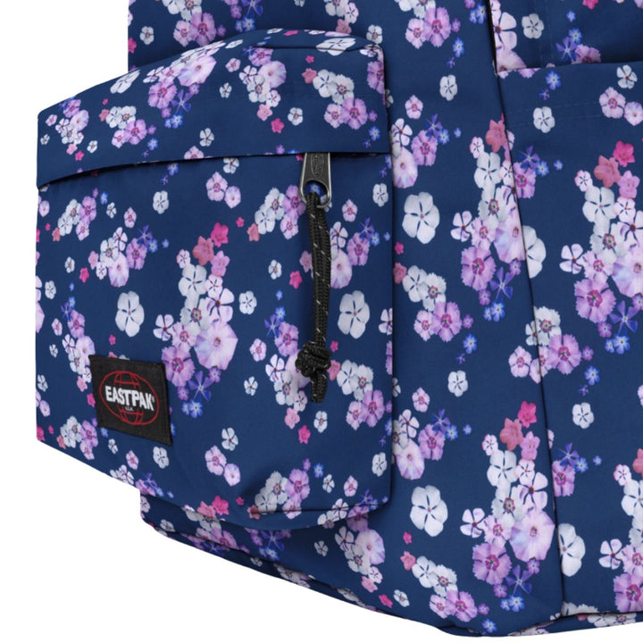 Details van het voorvak van de Eastpak Day Office laptop rugzak in floralbloomnavy #kleur_floralbloomnavy