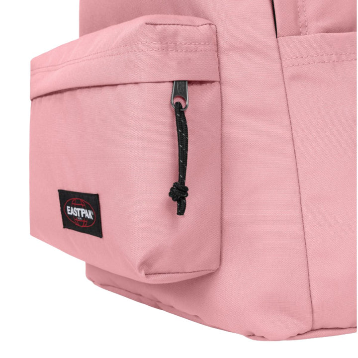Details van het voorvak van de Eastpak Day Office laptop rugzak in pastel pink #kleur_pastel-pink