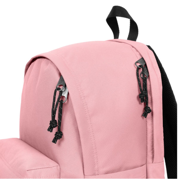 Details van het materiaal van de Eastpak Day Office laptop rugzak in pastel pink #kleur_pastel-pink