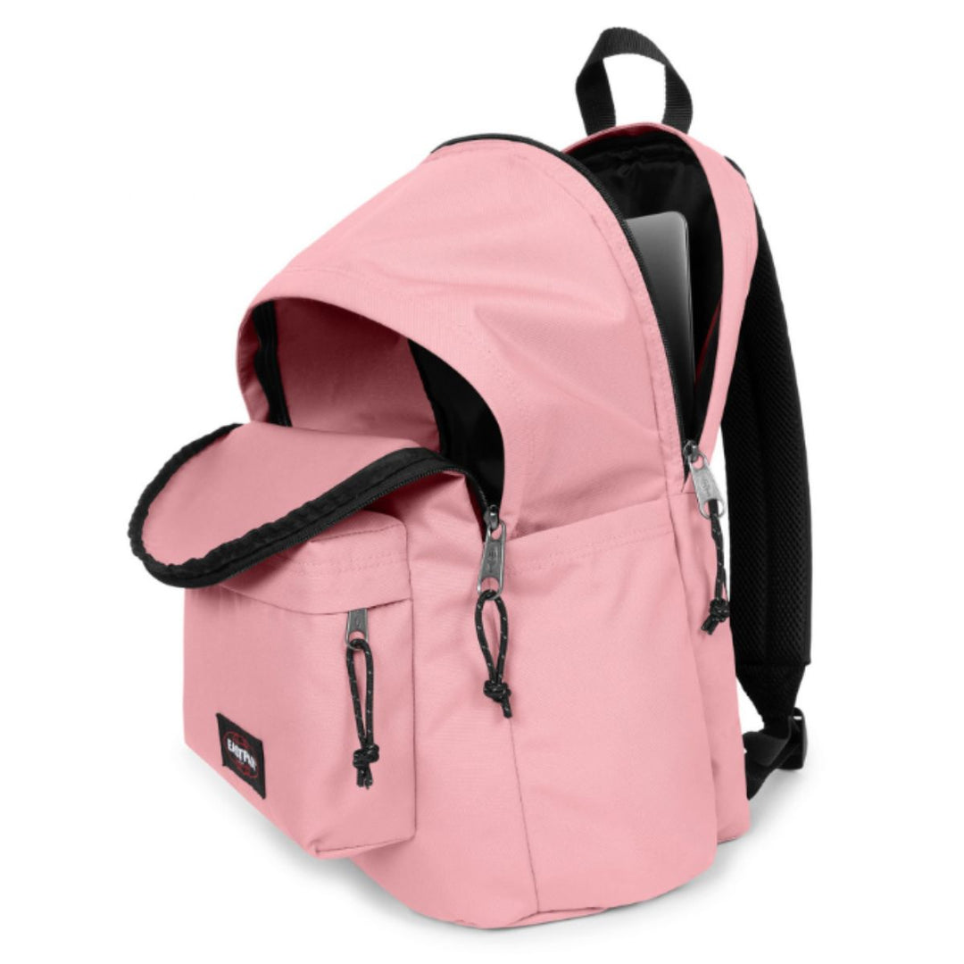 Binnenkant in gebruik van de Eastpak Day Office laptop rugzak in pastel pink #kleur_pastel-pink