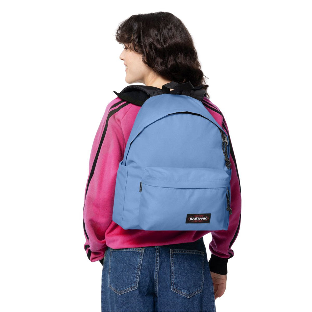 De Eastpak Day Pak'r rugzak Air Blue  in gebruik #kleur_air-blue
