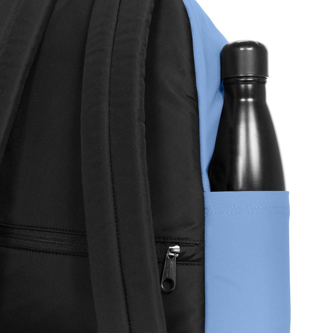 Waterfles houder in gebruik van de Eastpak Day Pak'r rugzak Air Blue #kleur_air-blue