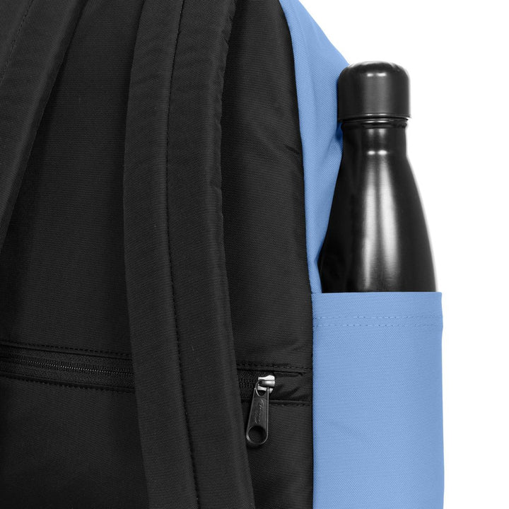 Waterfles houder in gebruik van de Eastpak Day Pak'r rugzak Air Blue #kleur_air-blue