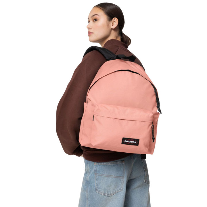 De Eastpak Day Pak'r rugzak Nectar Orange in gebruik #kleur_nectar-orange