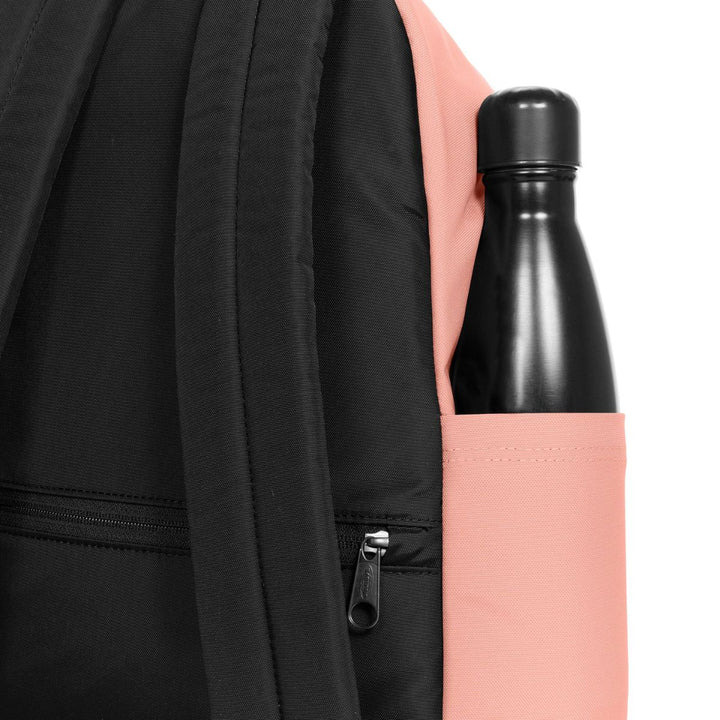 Waterfles houder in gebruik van de Eastpak Day Pak'r rugzak Nectar Orange #kleur_nectar-orange